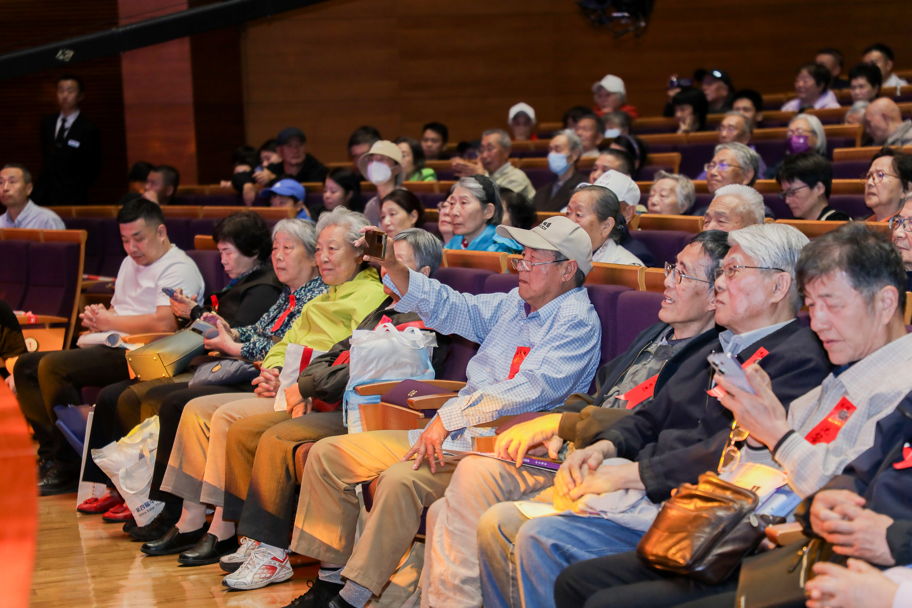 20240428-校庆专场演出-认真观看演出的老学长们-艺教中心摄-艺教中心、清华校友总会.jpg